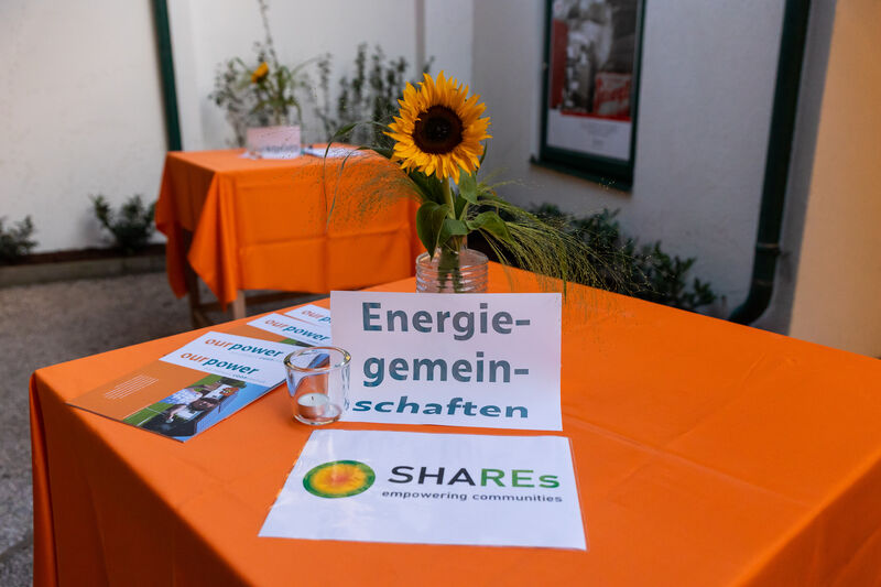 Thementisch Energiegemeinschaften und Forschungsprojekt SHAREs am Sommerfest 2023.