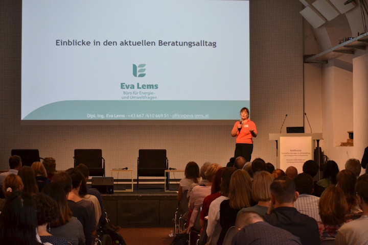 Eva Lems redet bei ihrem Vortrag über ihren Berufsalltag.