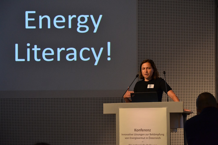 Kerstin Schilcher redet bei ihrem Vortrag über Energy Literacy.